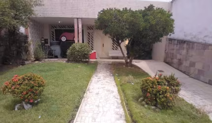 CASA PRÓXIMA À PRAÇA TOBIAS BARRETO