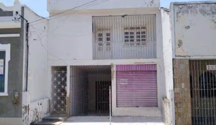 Casa ampla com quintal no Centro