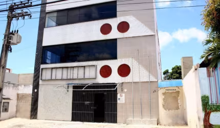 PRÉDIO COMERCIAL NO BAIRRO SÃO JOSÉ EM FRENTE A PRAÇA DA BANDEIRA