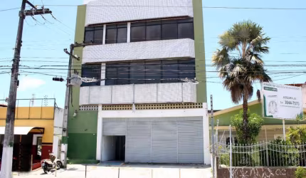 Prédio comercial próximo a Praça da Bandeira