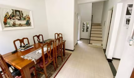 Condomínio residencial com 03 casas MOBILIADAS no Bairro Aruana com piscina