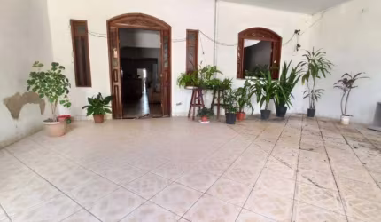 CASA EM RUA PÚBLICA