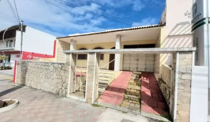 Oportunidade Imperdível: Casa na Av. Hermes Fontes. Localização Estratégica