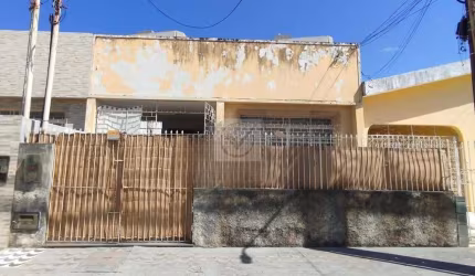 Versatilidade e Espaço no Coração da 13 de Julho: Casa com 4 Quartos e Quintal Amplo!