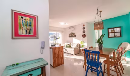 APARTAMENTO DECORADO COM 2 DORMITÓRIOS A 200M DO MAR