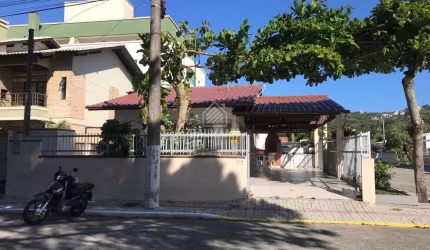 CASA À VENDA EM BOMBAS
