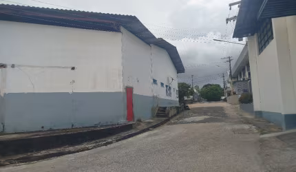 Alugo galpão com 1300m2 em condomínio no distrito 1