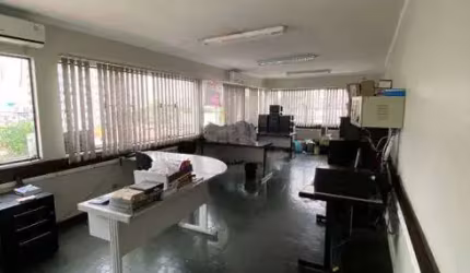 Imóvel comercial para venda tem 280 metros quadrados com 8 salas.