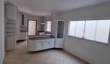LINDO SOBRADO COM 3 SUITES, 4 VAGAS DE GARAGEM !