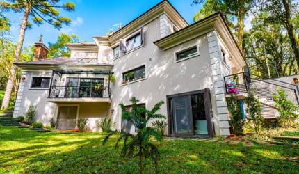 Casa 04 Dorm. à venda no Bairro O Bosque com 429 m² de área privativa - 2 vagas de garagem