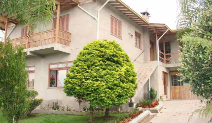 Casa 06 Dorm. à venda no Bairro Carniel com 250 m² de área privativa - 5 vagas de garagem