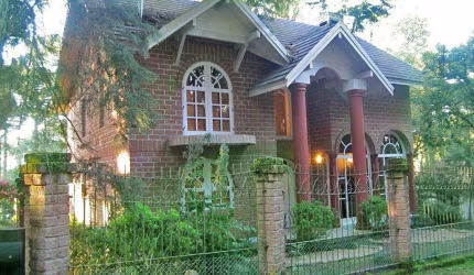 Casa 05 Dorm. à venda no Bairro Vila Suzana com 400 m² de área privativa - 4 vagas de garagem