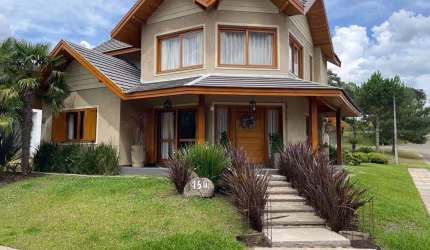 Casa 03 Dorm. à venda no Bairro Carniel com 250 m² de área privativa - 2 vagas de garagem