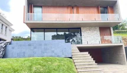 Casa 04 Dorm. à venda no Bairro Aspen Mountain com 400 m² de área privativa - 2 vagas de garagem