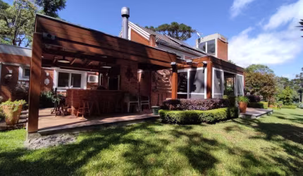 Casa 04 Dorm. à venda no Bairro Golf Club com 450 m² de área privativa