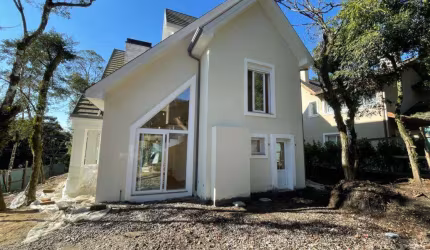 Casa 03 Dorm. à venda no Bairro Reserva da Serra com 350 m² de área privativa - 2 vagas de garagem