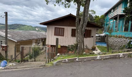 Casa 02 Dorm. à venda no Bairro Floresta com 85 m² de área privativa - 1 vaga de garagem