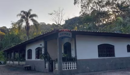 'Refúgio em Arujá: Chácara 7.000 m² à Venda'