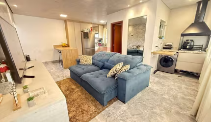 ALUGA-SE CASA SOBREPOSTA – 2 DORMITÓRIOS – 80m² MOBILIADA