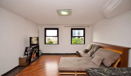 Lindo apartamento no Bairro Cabral. Enfrente a igreja