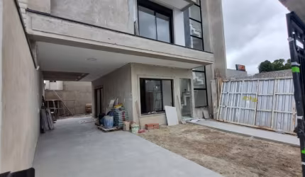 Excelente oportunidade no Hauer Sobrado com 3 quartos 1 suíte