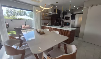 Linda casa decorada dentro de condomínio 3 quartos sendo 1 suíte