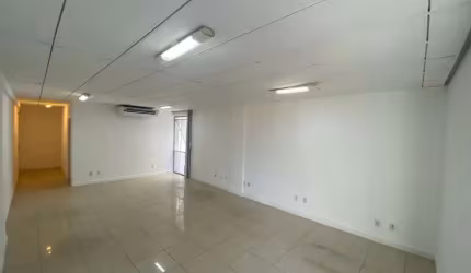 Excelente oportunidade! Sala comercial à venda no Comércio, Salvador-BA: 48m², nascente, porcelanato, ar condicionado. Aproveite!