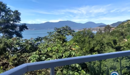 Sobrado em condomínio de 140m² com 2 suítes com vista para o mar em São Sebastião-SP