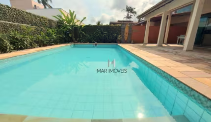 Casa em excelente localização, condomínio fechado na região da praia de Pernambuco no Guarujá!