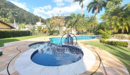 LINDA casa em condomínio fechado na praia de Pernambuco no Guarujá, 5 suítes, mais de mil metros de terreno, elegantemente decorada!