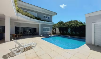 Linda casa em condomínio fechado com 5 suítes e excelente área de lazer