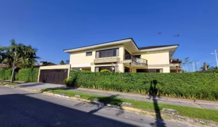Casa com 1240m² frente a praia da Enseada no Gurujá!