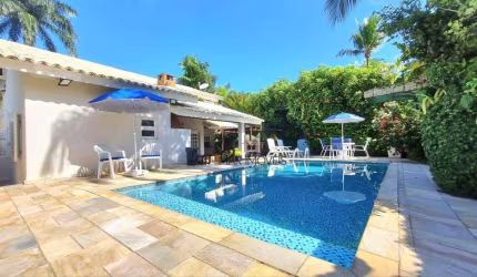 Aconchegante casa em estilo rústico minimalista dentro de condomínio fechado na região da praia de Pernambuco no Guarujá!