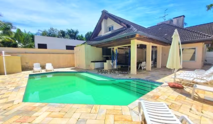Casa em condomínio fechado em excelente localização na região da praia de Pernambuco no Guarujá!
