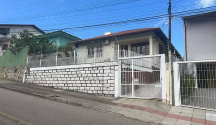 Casa com 3 quartos à venda na Rua Campolino Alves, 956, Abraão, Florianópolis por R$ 870.000