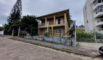 Casa com 5 quartos à venda na Rua Professor Bayer Filho, 630, Coqueiros, Florianópolis por R$ 1.500.000