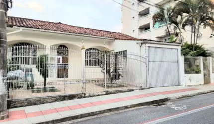 Casa com 3 quartos à venda na Rua Santo Antônio, 745, Barreiros, São José por R$ 850.000