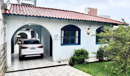 Casa com 3 quartos à venda na Rua Pascoal Simone, 839, Coqueiros, Florianópolis por R$ 1.166.000