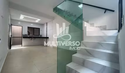 Sobrado com 2 dormitórios em Condomínio com Piscina no Maracanã