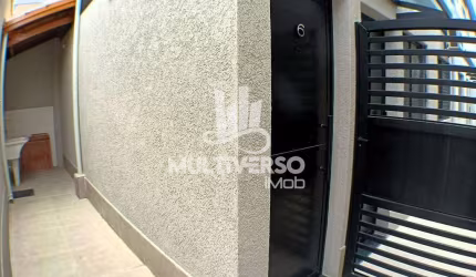 Casa Sobreposta 2 dorm com Quintal Privativo na Ocian