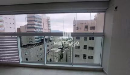 Lindo apto 2 dorm frente praia, andar alto, com varanda mobiliavel e armarios embutidos