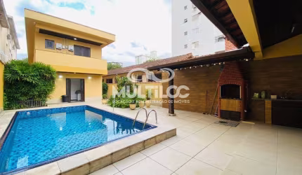 Casa isolada sobrado com piscina churrasqueira e quintal