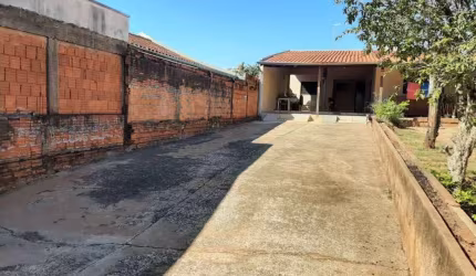 CASA COM GRANDE TERRENO
