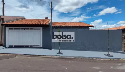 CASA NO BAIRRO SANTA EDWIRGES COM 3 DORMITÓRIOS ! !