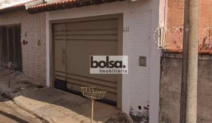 CASA RECÉM REFORMADA ! !
