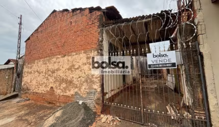 TERRENO POSSUI UMA CASA PARA DEMOLIR !