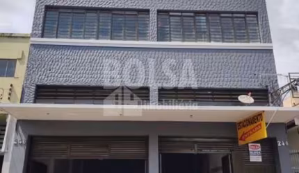 Prédio Comercial , Centro da Cidade, rua movimentada