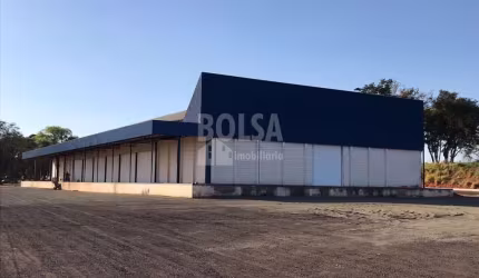 FRENTE À RODOVIA COM 6 DOCAS ! !