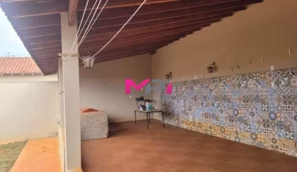 CASA A VENDA NO CENTRO DE JUNDIAÍ - JUNDIAÍ/SP. 230 METROS DE AC / 400 METROA DE AT