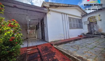 Vendo casa plana com 3 quartos, varanda e quintal + ponto comercial na melhor localização do São João do Tauape
